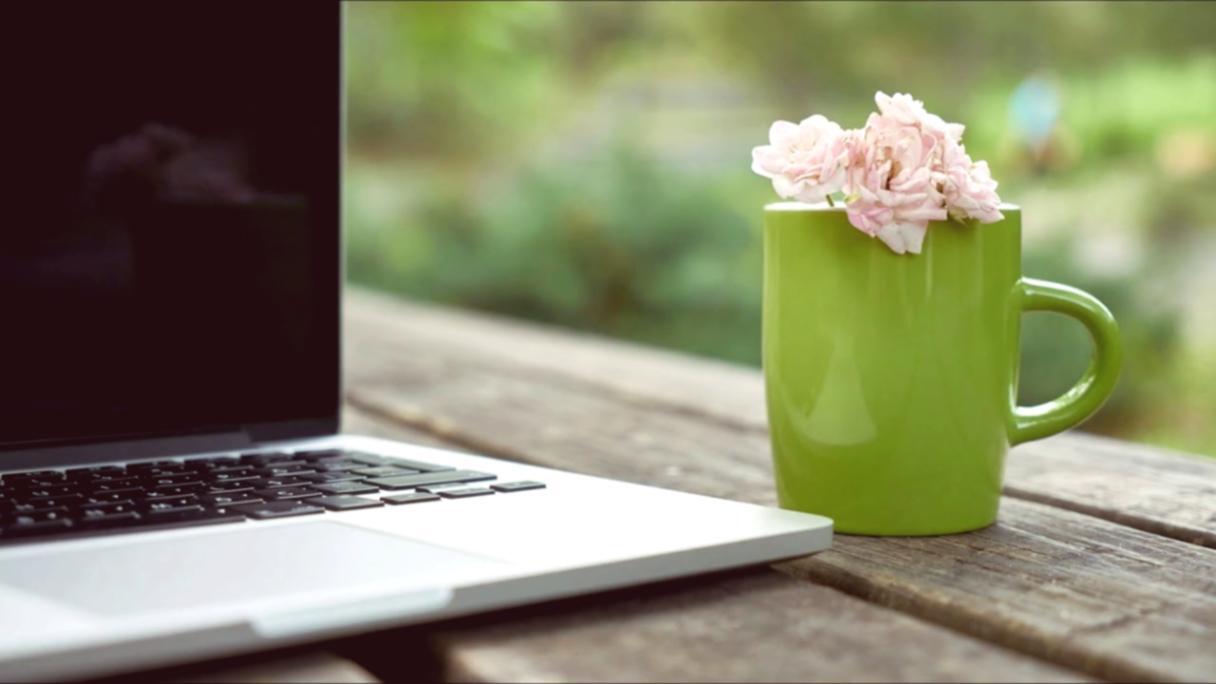 Person meditiert in ruhiger Umgebung