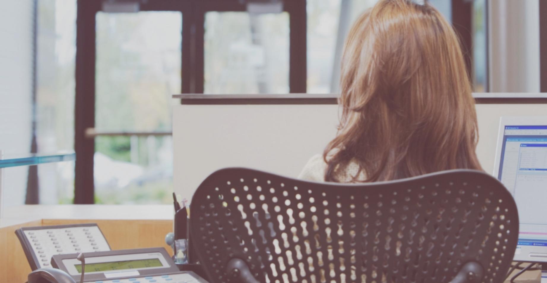 Person praktiziert Achtsamkeitsübung